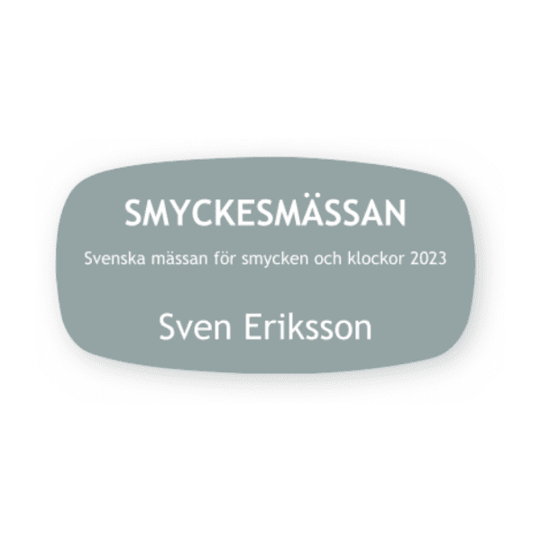 Namnskylt Grå med vit text-skylten har storleken 62x32mm och tillverkas i materialet Rundad rektangel. Denna standardskylt kan anpassas så att du kan skapa din egen version av skylten.