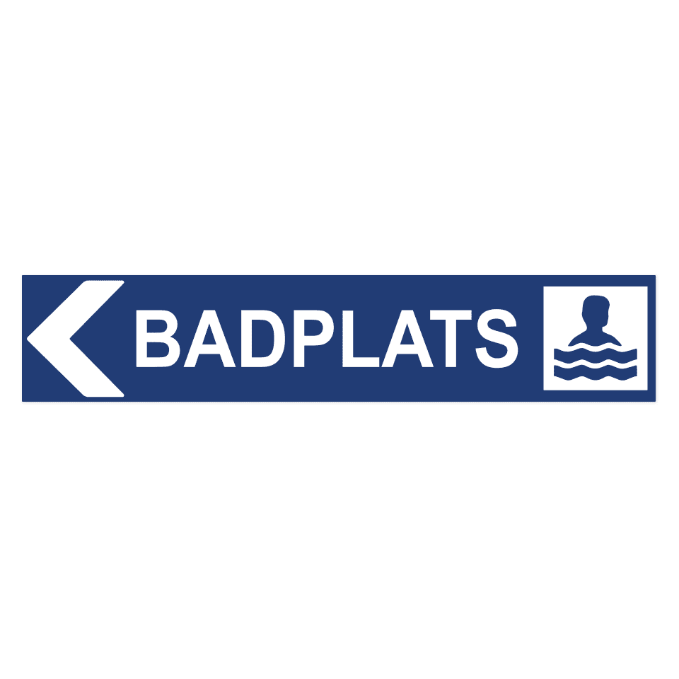 Badplats pil vänster-skylten har storleken 750x150mm och tillverkas i materialet Aluminium 2mm Plan. Denna standardskylt kan anpassas så att du kan skapa din egen version av skylten.