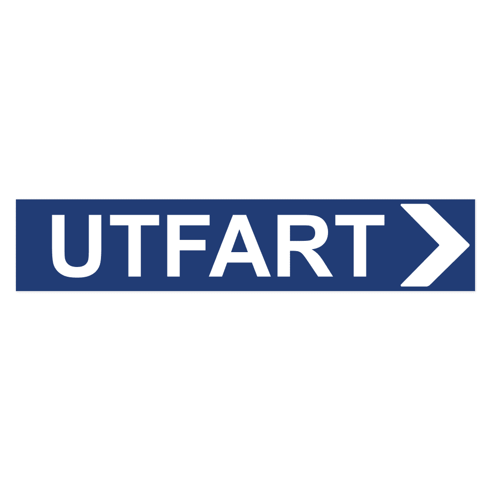 Utfart pil höger-skylten har storleken 750x150mm och tillverkas i materialet Aluminium 0.7mm. Denna standardskylt kan anpassas så att du kan skapa din egen version av skylten.